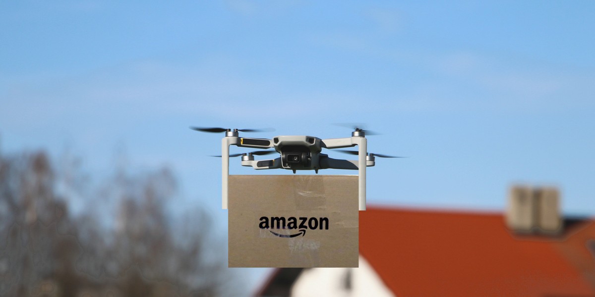  Amazon wkrótce zacznie realizować dostawy za pośrednictwem usługi Prime Air z wykorzystaniem dronów, jak poinformowała firma w komunikacie prasowym. Nowy sposób dostawy rozpocznie się w Lockeford, w Kalifornii, jeszcze w tym roku.