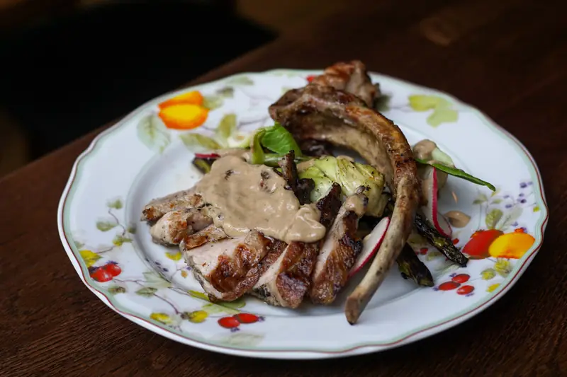 Pork Chop - kotlet wieprzowy z kością, łodygi brokułów, winegret z anchois