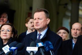 Sejm wznowił obrady, w pierwszej części są niejawne. Dlaczego? Chodzi o Błaszczaka