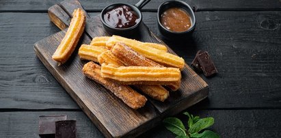 Churros — hiszpański przysmak z kremem czekoladowym