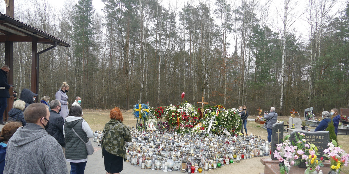 Tak teraz wygląda grób Krawczyka. Odwiedzają go dziesiątki osób. Ze zniczy ułożono wielkie serce.