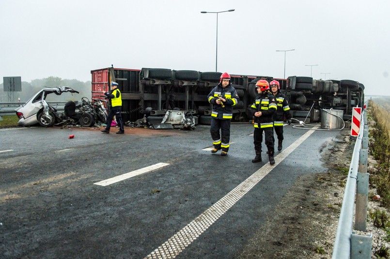 Pięć osób zginęło w wypadku na autostradzie A1 w Ludwinowie k. Włocławka, gdzie samochód osobowy uderzył w ciężarówkę leżącą prawdopodobnie w poprzek drogi.