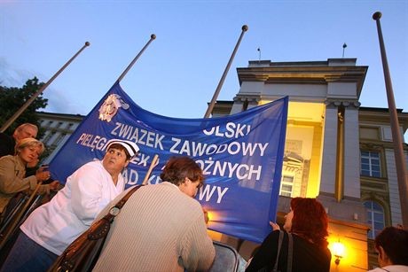 19.06.2007. WARSZAWA AL. UJAZDOWSKIE PROTEST PRACOWNIKOW SLUZBY ZDROWIAPIELEGNIARKI POD KANCELARIA PREZESA RADY MINISTROWFOT. PIOTR MOLECKI