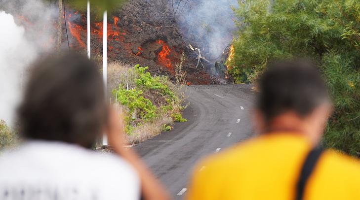 Vannak, akik közelről fotózzák az országút felől közelítő, pusztító lávafolyamot La Palmán / Fotó: Northfoto