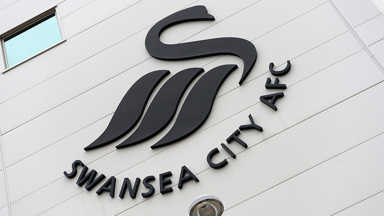 Przed zespołem Swansea City dwa ostatnie mecze w Premier League, które zadecydują o tym, czy Łabędzie pozostaną w najwyższej klasie rozgrywkowej. Z tej okazji piłkarze postanowili sprawić kibicom prezent, ale fani wykorzystali ich miły gest, by zarobić kilka groszy.