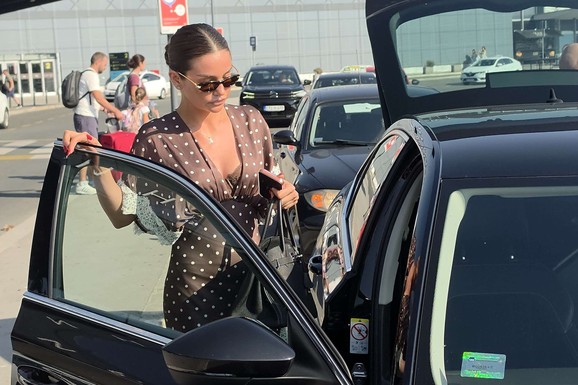 ELEGANTNA HALJINA NA TUFNE, PUNĐA I BIRKIN TORBA OD HILJADE EVRA Breskvica na aerodromu kao sa modne piste da je sišla: Ne štedi na luksuzu (Video)