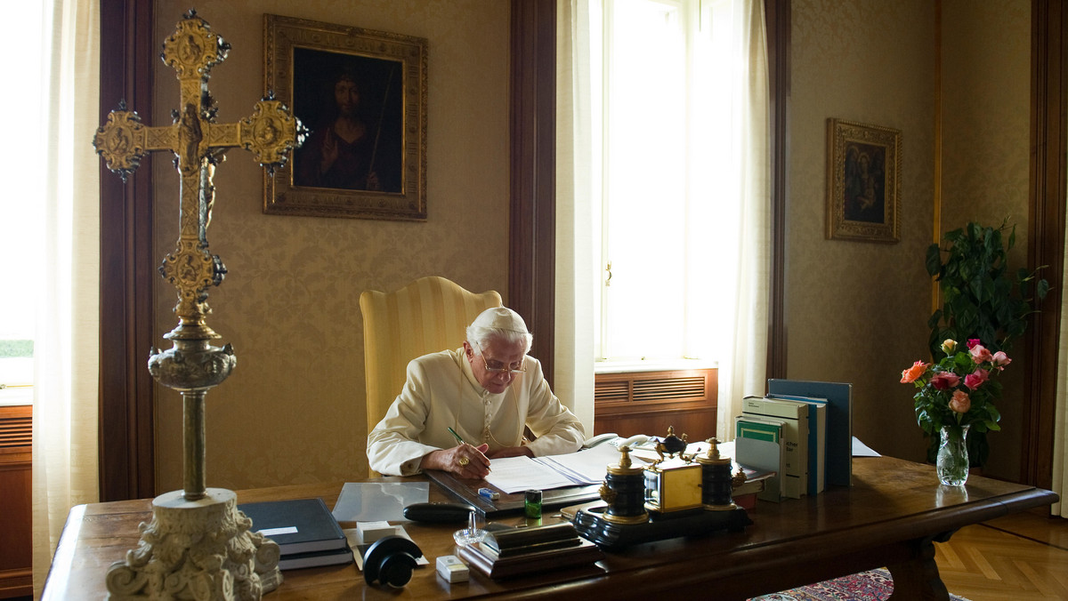 Podczas swego wakacyjnego pobytu w Castel Gandolfo Benedykt XVI pracuje nad 3. częścią "Jezusa z Nazaretu", dokumentem podsumowującym Synod dla Afryki oraz kolejną encykliką - o wierze.