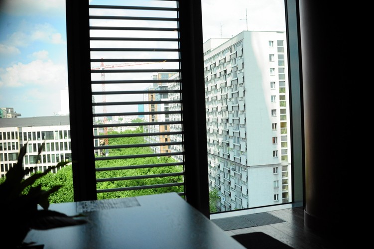 Jak wynika z informacji inwestora – spółki Tacit Development Polska Sp. z o.o., aż dwie trzecie wszystkich dostępnych mieszkań stanowią lokale o metrażu od 54-77 mkw. Każde z nich ma wysokość 3 metrów.