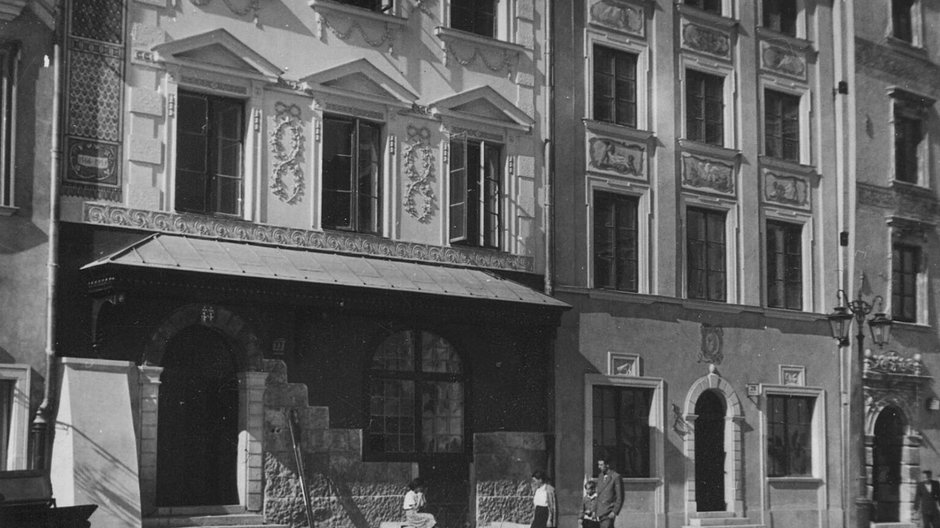 Rynek Starego Miasta z kamienicą Fukierów, lata 50. Źródło: Archiwum Państwowe w Warszawie