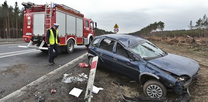 Opel dachował. Kobieta cudem przeżyła