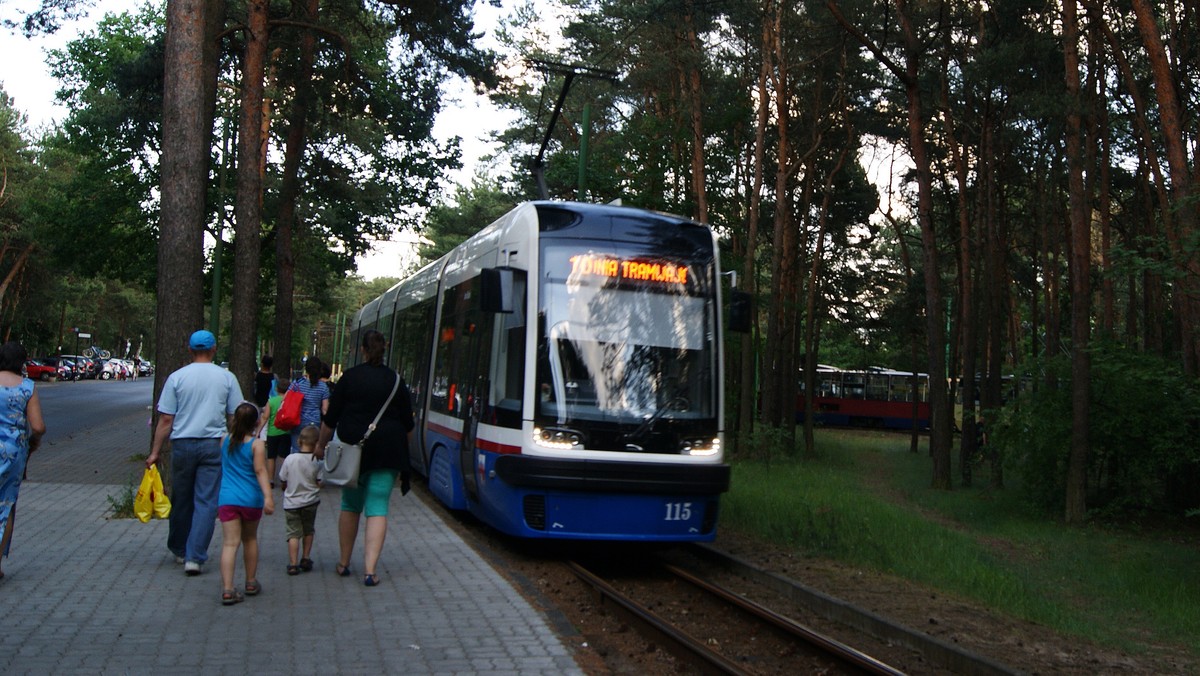 Władze Bydgoszczy ogłosiły dziś przetarg na zakup 18 niskopodłogowych tramwajów. Aż 15 z nich ma mierzyć około 30 metrów. - To największe zamówienie w historii bydgoskiej komunikacji miejskiej związane z odnową taboru – zauważa Rafał Bruski, prezydent Bydgoszczy.