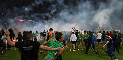 Ogromny skandal we Francji! Wściekły tłum wkroczył na murawę, piłkarze musieli uciec do szatni [WIDEO I ZDJĘCIA]