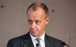 Merz bardziej popularny od protegowanej Merkel. Poparcie dla Kramp-Karrenbauer spada [SONDAŻ]