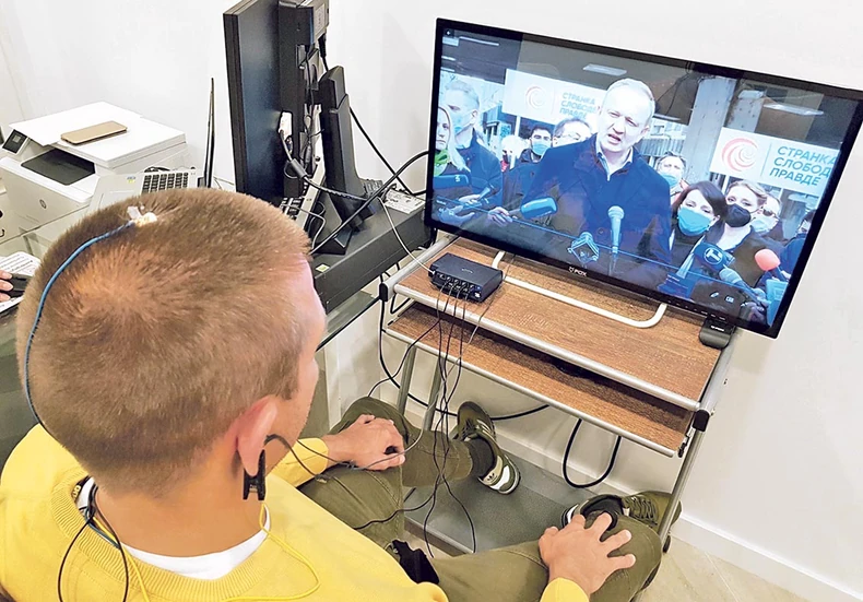 Tokom postupka istraživanja koji traje oko 60 minuta, ispitanici su povezani na aparate neurofeedback i biofeedback, kojima upravljaju defektolozi i neurolozi