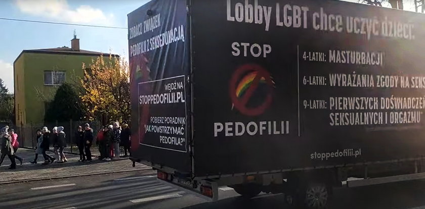 Sochaczew: Po mieście jeździł bus z homofobicznymi hasłami i grzmiał o lobby LGBT  [WIDEO]