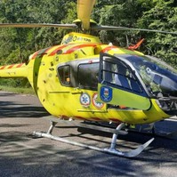 Lezuhant egy siklóernyős: tűzoltók tették mentőhelikopterbe a sportolót