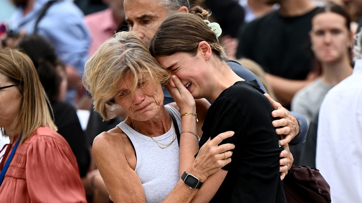 Ožalošćeni građani Sidneja nakon terorističkog napada na plaži Bondi