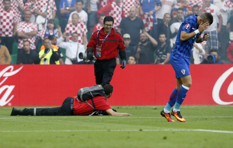 Najpierw Anglicy i Rosjanie, teraz Chorwaci. Kolejni kibice zakłócili mecz Euro 2016