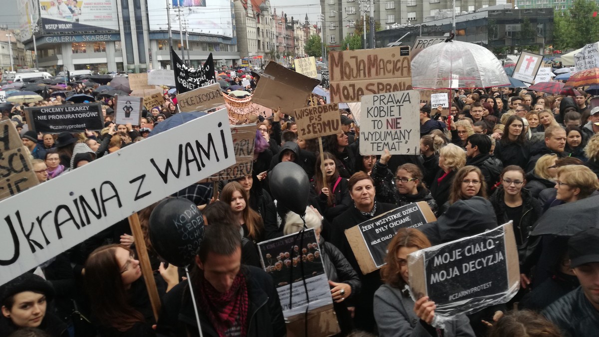 Już dziśulicami Katowic przejdzie, organizowana przez środowiska feministyczne, Manifa Śląska 2017. Manifestujący domagać się będą m.in. utrzymania standardów opieki okołoporodowej, dostępu do bezpłatnej antykoncepcji i zabiegów sterylizacji, dofinansowania in vitro, likwidacja tzw. klauzuli sumienia, czy przeniesienia lekcji religii do parafii na koszt Kościoła. Tegoroczna Manifa łączy się z Międzynarodowym Strajkiem Kobiet, organizowanym przez środowiska związane z "Czarnym Protestem".