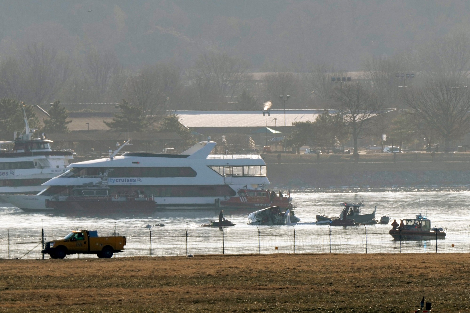 Nad Washingtonom sa zrazilo lietadlo so 60 pasažiermi a štyrmi členmi posádky s vrtuľníkom Sikorsky H-60 Black Hawk.