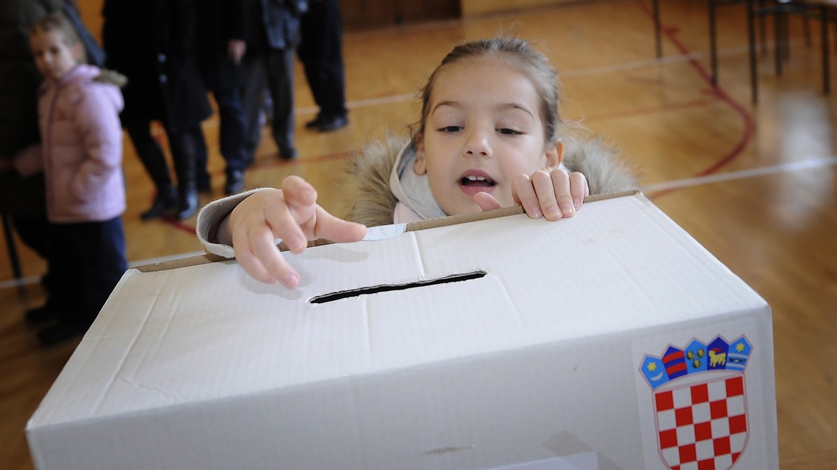 208044_hrvatska-glasanje2-afp