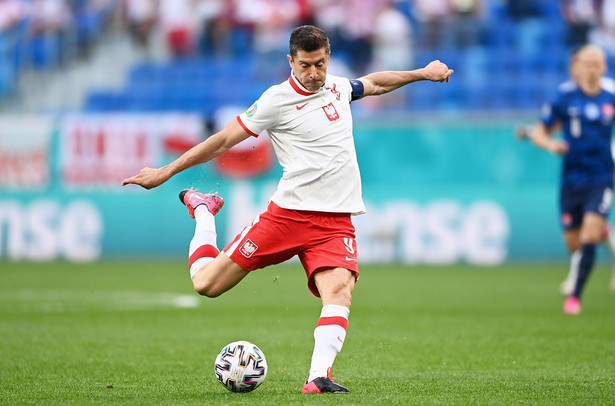 Robert Lewandowski w trakcie meczu Polski ze Słowacją w Sankt Petersburgu