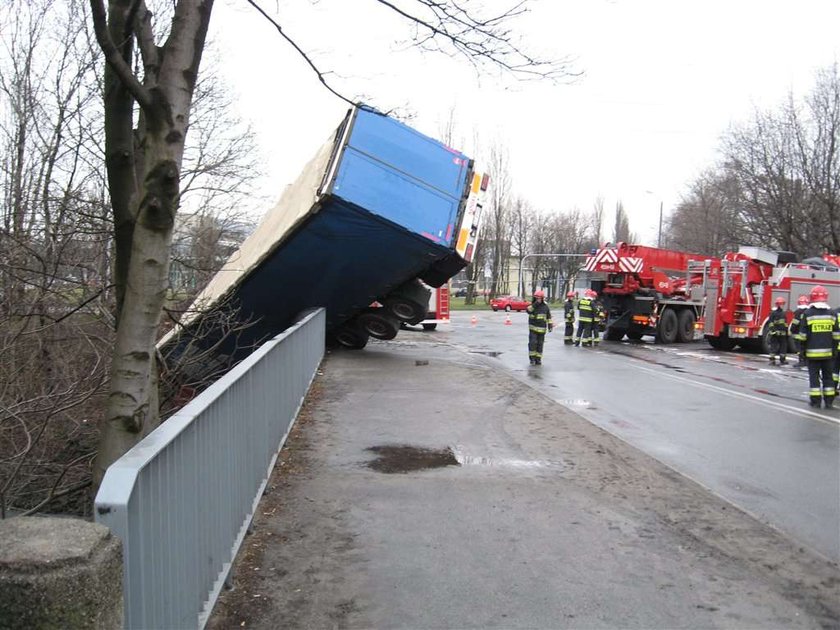 TIR zawisł na wiadukcie!