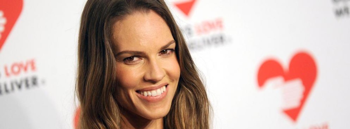 Hilary Swank, Jean-Claude Van Damme i Vanessa Mae w Czeczenii Światowe gwiazdy upodobały sobie zwłaszcza wizyty w republikach kaukaskich - mają prawdopodobnie nadzieje, że ich o ich występach w tych krajach nie dowie się publiczność na Zachodzie. Nie udało się jednak utrzymać w tajemnicy gości, jacy pojawili się w 2011 roku na koncercie z okazji 35. urodzin czeczeńskiego despoty Ramzana Kadyrowa. Byli tam dwukrotna laureatka Oscara Hilary Swank, gwiazdor filmów karate Jean-Claude Van Damme i urodzona w Singapurze brytyjska skrzypaczka Vanessa Mae. "Poczułam ducha tego narodu i zobaczyłam tyle szczęścia wokół siebie" – mówiła Swank. Po niej na scenę wyszedł Van Damme, który zakończył swoje przemówienie: „Kocham pana, panie Kadyrow!". Zwieńczeniem wieczoru był koncert Vanessy Mae, która według niepotwierdzonych doniesień zainkasowała za występ pół miliona dolarów. Przeprosił tylko Swank. „Gdybym miała pełną wiedzę o tym, co to będzie za przyjęcie, nigdy bym nie pojechała" - oświadczyła aktorka w komentarzu przesłanym amerykańskiej agencji Associated Press.