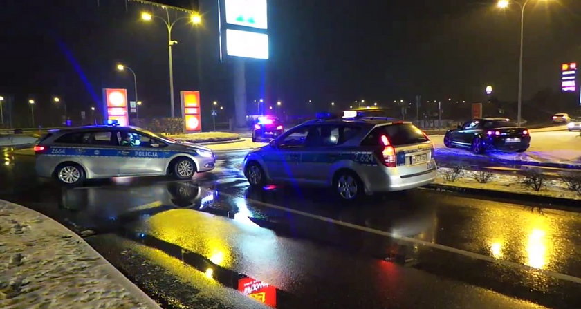 Nielegalny zlot miłośników "jazdy bokiem" na parkingu centrum handlowego M1 w Markach