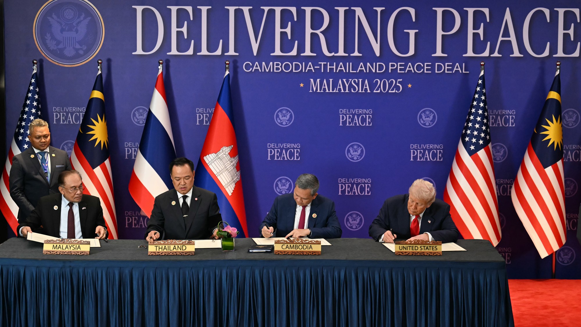 Kambodžský premiér Hun Manet a thajský premiér Anutin Čánvirakul v malajzijskom Kuala Lumpure podpísali dohodu o prímerí. 