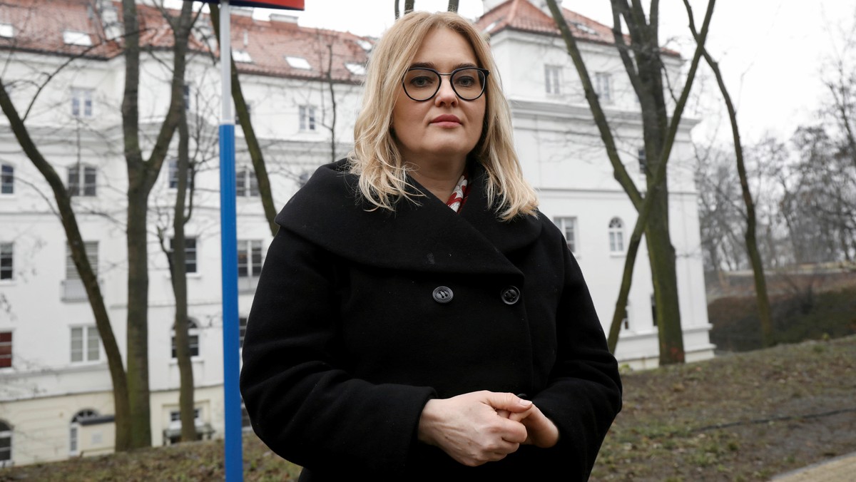 Magdalena Adamowicz opowiada o żałobie po utracie męża i odzyskiwaniu nadziei poprzez pracę. Oskarża hejterów o demolowanie demokracji. W drugą rocznicę zamachu na Pawła Adamowicza stawia pięć pytań, które jej zdaniem powinni sobie zadać wszyscy mieszkańcy Polski.