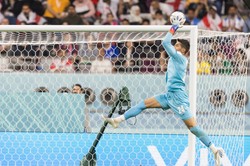 Bramkarz został ukarany, bo przytuliła go kobieta. Pierwszy taki przypadek w historii [WIDEO]