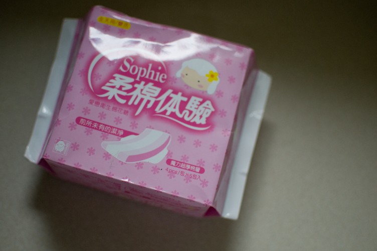 Pierwsze podpaski na rynku były produkowane przez firmę Kimberly-Clark. Pomysł na podpaski pochodzi od pielęgniarek, które pracowały na froncie. Zaczęły one wykorzystywać watę celulozową (służącą wówczas do opatrywania ran) w czasie miesiączek. Krótko po zakończeniu wojny Kimberly-Clark zaczął sprzedawać produkty higieniczne dla kobiet pod nazwą Kotex.