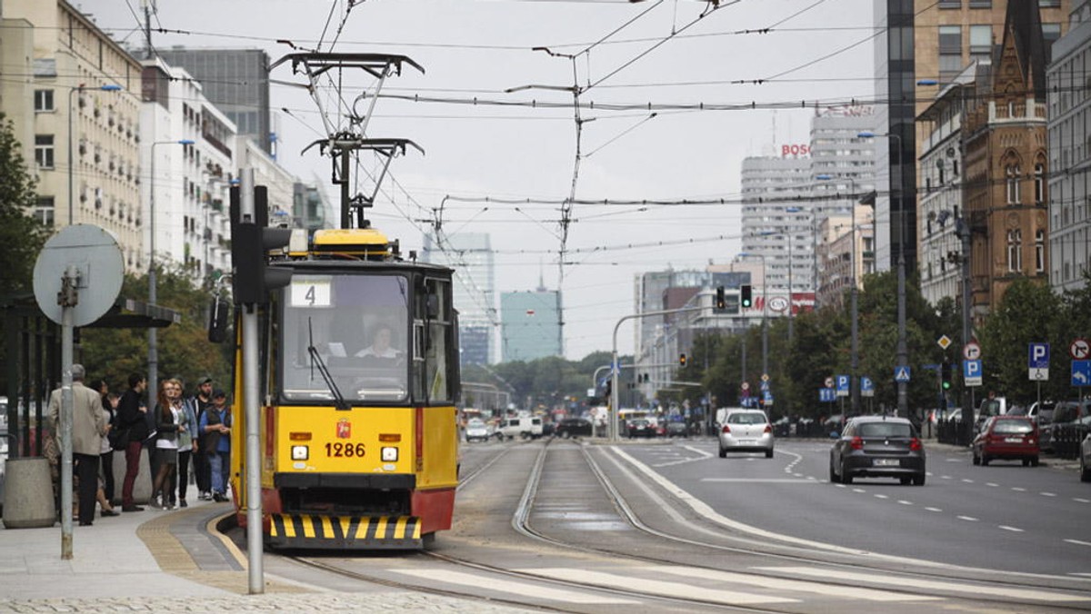 Środki unijne, także w nowej perspektywie finansowej, dają spore możliwości rozwoju sieci tramwajowych. Polskie miasta głośniej lub ciszej wspominają jednak o wyborze innych, zupełnie nowych środków transportu i rozwiązań – trolejbusów czy BRT. Skąd ten spadek popularności komunikacji szynowej?