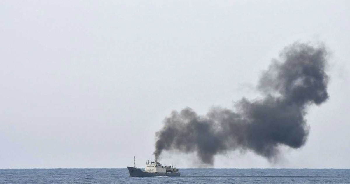 Eksplozja na morzu. Płomienie objęły tankowiec wypełniony gazem. Mowa o pociskach rakietowych