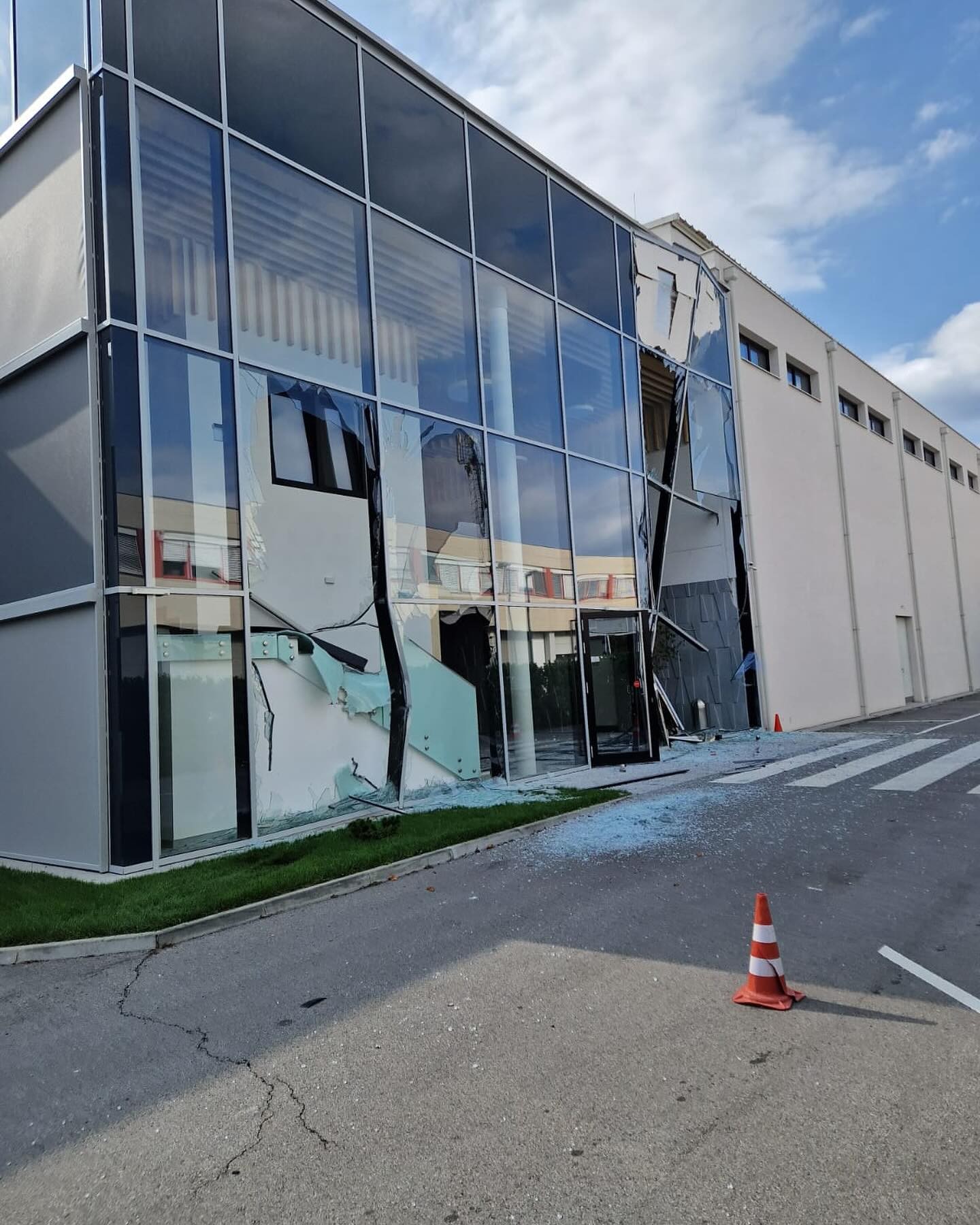 Do kostola letničného hnutia pri Viedni niekoľkokrát narazil nákladiak.