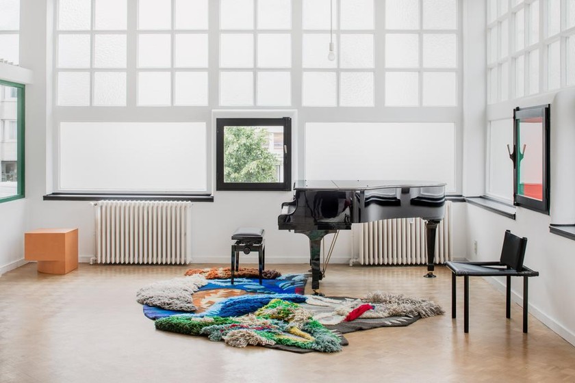 Tonlage: Letztes Jahr zeigte die Galerie Maniera einen Teppich des Designers in ihrer Sommerresidenz im belgischen Knokke.