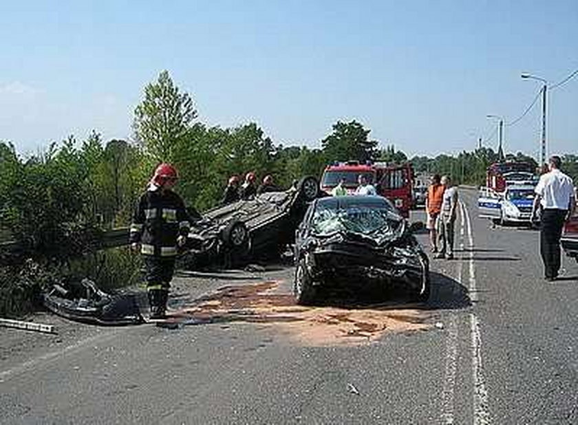 Potworny wypadek. 1 osoba nie żyje, zmiażdżone auta. FOTY