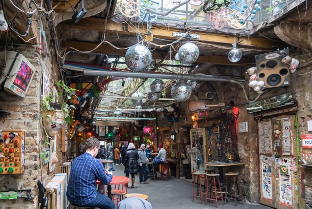 Szimpla Kert to bardzo popularny pub w Budapeszcie