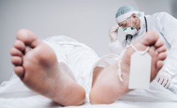 Koronawirus szaleje w Niemczech. Zwłoki czasowo przetrzymywane w kontenerach