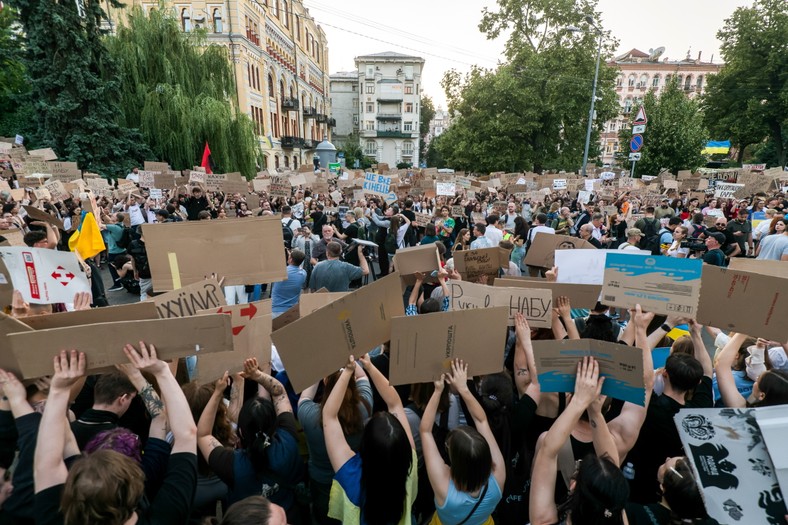 Kijów, Ukraina, 23.07.2025. Wiec przeciwko przyjętej przez Radę Najwyższą ustawie, która ogranicza niezależność Narodowego Biura Antykorupcyjnego Ukrainy (NABU) i Specjalnej Prokuratury Antykorupcyjnej (SAP), w Kijowie, 23 bm. Dzisiaj w wielu dużych miastach Ukrainy, w tym w Kijowie, Charkowie, Lwowie, Winnicy i Mikołajowie, odbyły się protesty. (ad) PAP/Vladyslav Musiienko ***Do tego materiału zdjęciowego dostępna jest również depesza w systemie CSI, pt.: Ukraina/ Zełenski zapowiedział stworzenie nowej ustawy o instytucjach antykorupcyjnych***