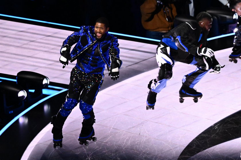 Usher prawie się przewrócił podczas występu na Super Bowl. 