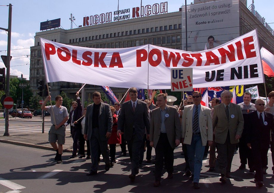 Aktywni byli też przeciwnicy wejścia do Unii Europejskiej. Warszawa, 17 maja 2003, rondo de Gaulle'a. Marsz przeciwko wejściu Polski do Unii Europejskiej. W pierwszym rzędzie pośrodku Roman Giertych oraz Zygmunt Wrzodak (obaj LPR). W tle były gmach KC PZPR.