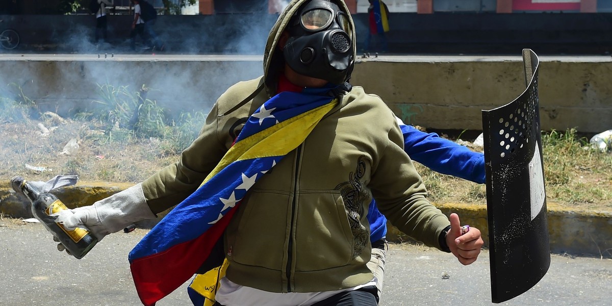 Protestujący w Caracas w Wenezueli, środa 19 kwietnia 2017 r.