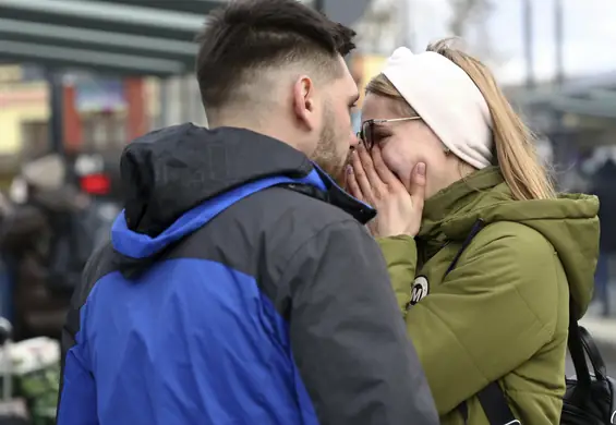 Poruszające zdjęcia z Ukrainy. Pożegnania, szukanie schronu, ucieczka z miasta [galeria]