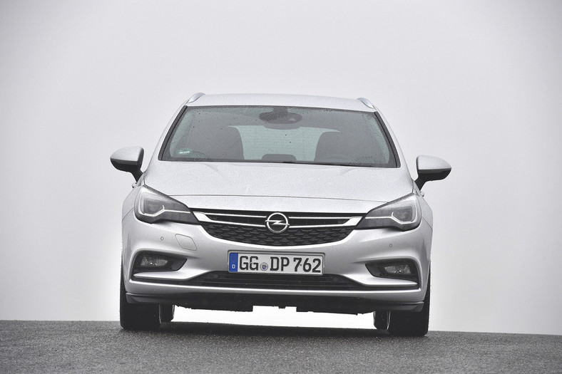 Opel Astra Sports Tourer - mniejsze kombi może być lepsze