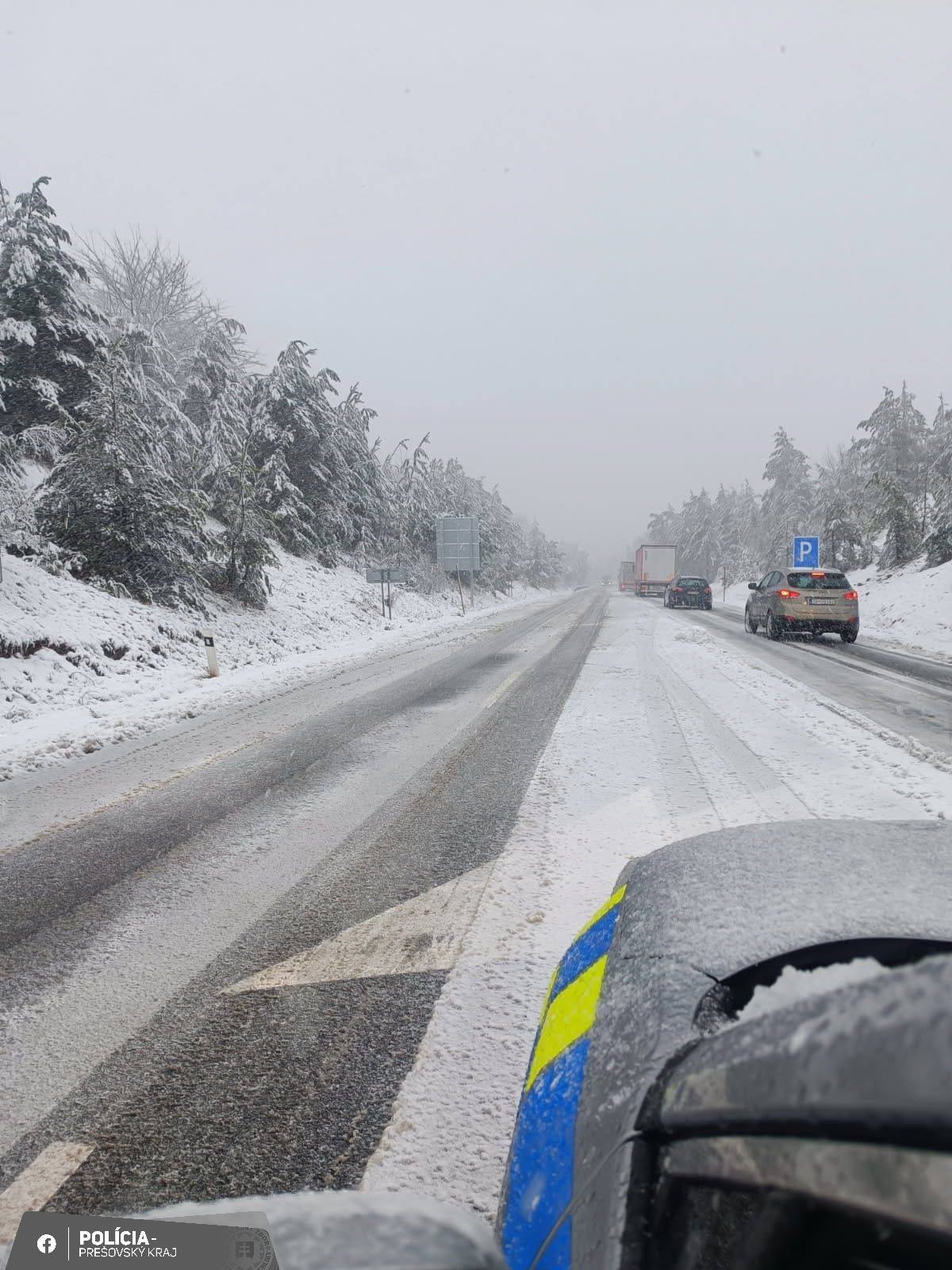 Polícia v Prešovskom kraji vyzýva vodičov na opatrnosť na cestách. 