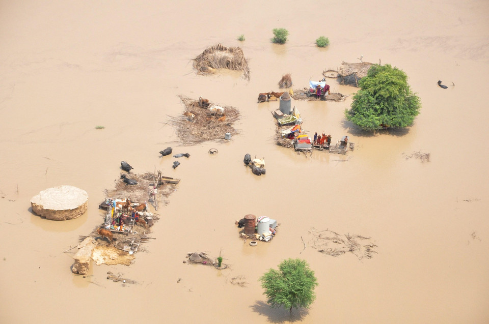 2010-08-10T043734Z_01_AAL103_RTRIDSP_3_PAKISTAN-FLOODS.jpg