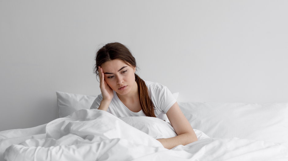 Terapeuta wyjaśnia, dlaczego koszmary wyrywają cię ze snu