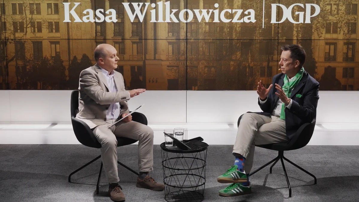 Łukasz Wilkowicz, dziennikarz Dziennika Gazety Prawnej i Przemek Gdański, prezes BNP Paribas Bank Polska na tle scenografii programu "Kasa Wilkowicza"
